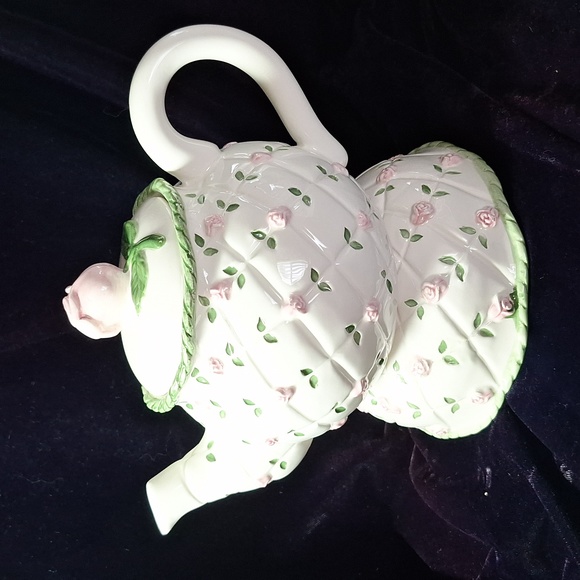 Teapot raised roses &bowl - Picture 1 of 13